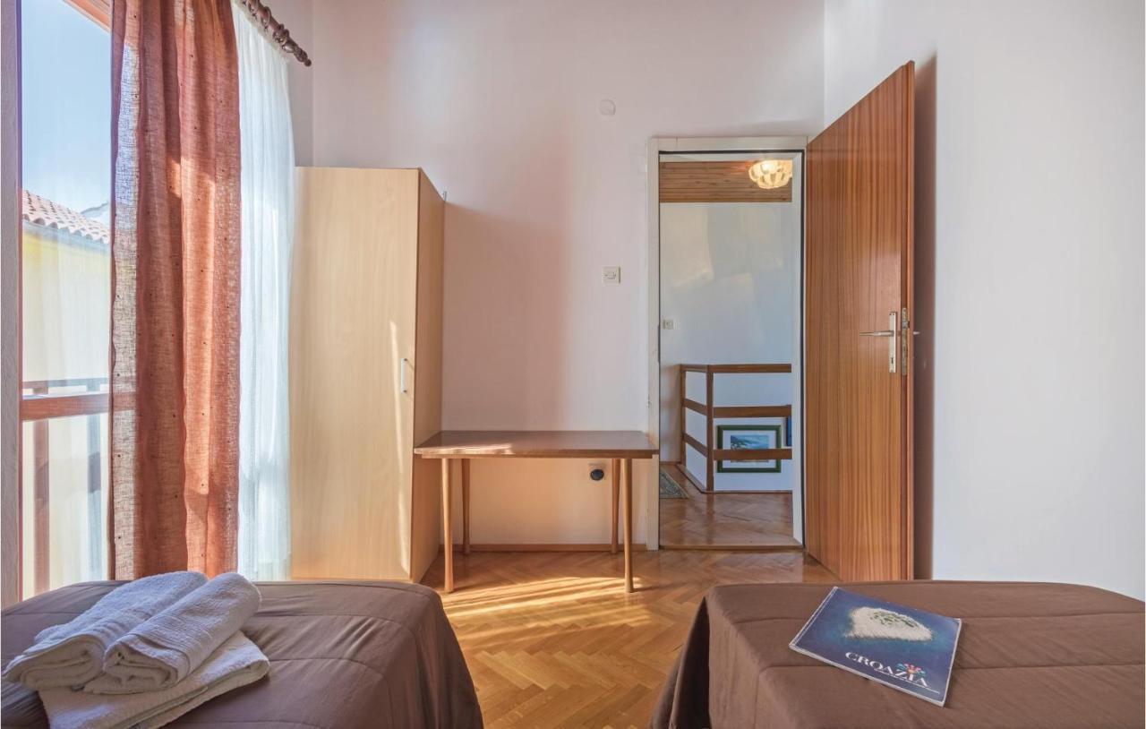 Počitniška hiša 3 Bedroom Beautiful Home In Pula *