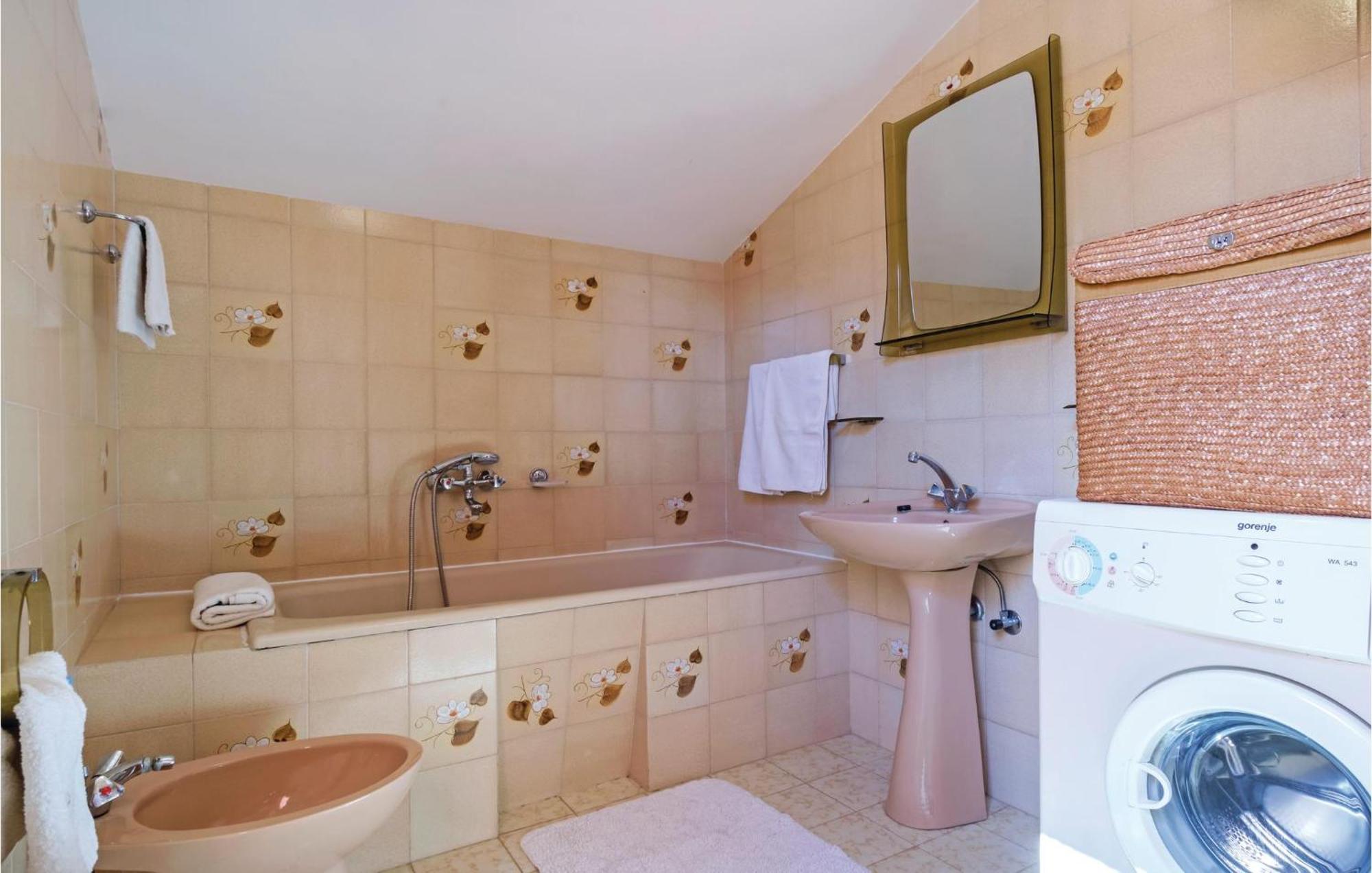 Počitniška hiša 3 Bedroom Beautiful Home In Pula Pula