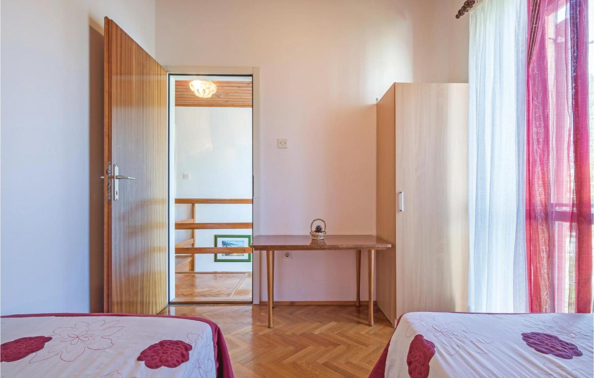 Počitniška hiša 3 Bedroom Beautiful Home In Pula Pula
